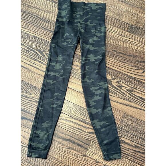 Spanx Womens Size XS Slimming Look At Me Now Green Camo Leggings NWT - Picture 3 of 8